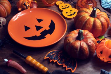 Cadılar Bayramı 'nda Cadılar Bayramı' nda korkunç komik hayalet. Oyuncak dekor dekorasyonu ve sonbahar festivali ve balkabağı konseptiyle kutlama partisini kutluyor.