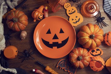 Cadılar Bayramı 'nda Cadılar Bayramı' nda korkunç komik hayalet. Oyuncak dekor dekorasyonu ve sonbahar festivali ve balkabağı konseptiyle kutlama partisini kutluyor.