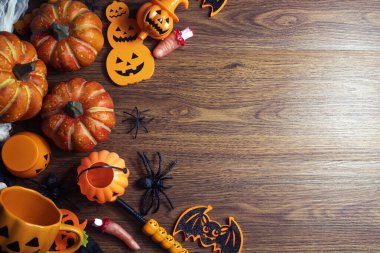 Cadılar Bayramı 'nda Cadılar Bayramı' nda korkunç komik hayalet. Oyuncak dekor dekorasyonu ve sonbahar festivali ve balkabağı konseptiyle kutlama partisini kutluyor.