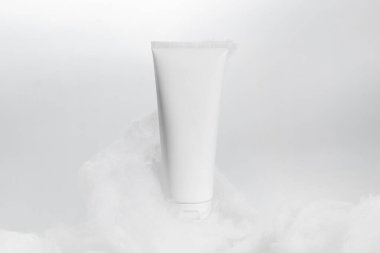 Güzellik tedavisinde tıbbi cilt kremi serumu sahte şişe ambalajlama ürünü beyaz dekor üzerine sağlık ilaçlarında 