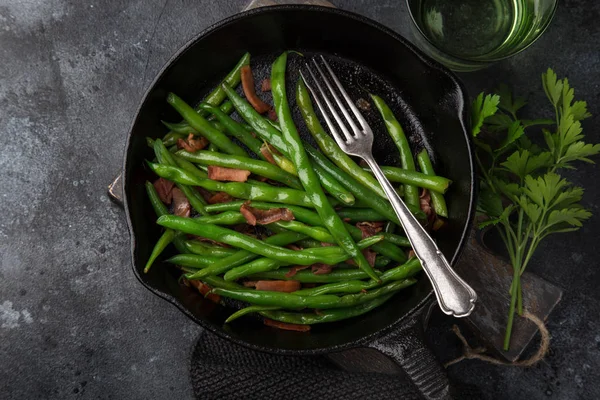 ローストの緑豆とベーコン 平面図 暗い背景 — ストック写真