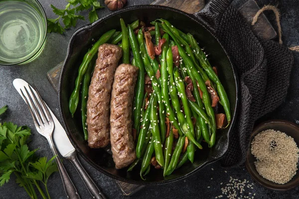 Feijão Verde Assado Com Bacon Salsichas Panela Ferro Fundido Vista — Fotografia de Stock