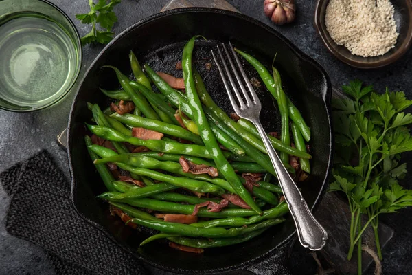 Frijol Verde Asado Con Tocino Vista Superior Fondo Oscuro — Foto de Stock