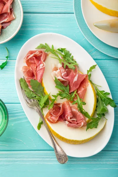 Prosciutto Melon Rukolą Białym Talerzu Widok Góry — Zdjęcie stockowe