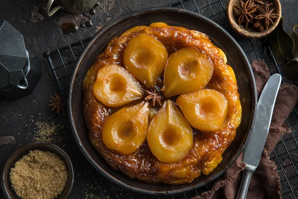 Tatuaj Tartă Pere Tort Pere Caramel Francez Fundal Întunecat Vedere — Fotografie, imagine de stoc