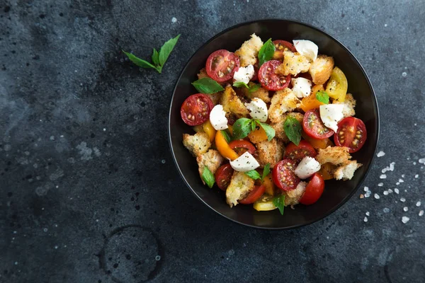 Panzanella Pomodoro Tradizionale Italiano Mozzarella Insalata Pane Ciotola Nera Vista — Foto Stock