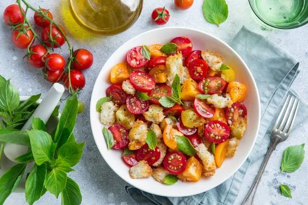 Panzanella Tomate Italiano Tradicional Salada Pão Tigela Branca Vista Superior — Fotografia de Stock