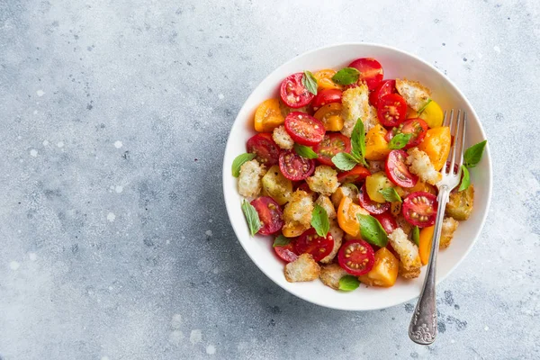 Panzanella Traditional Italian Tomato Bread Salad White Bowl Top View — Stock Photo, Image