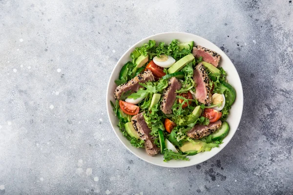 Grillad Tonfisk Avokado Tomat Och Ägg Sallad Vit Skål Ovanifrån — Stockfoto