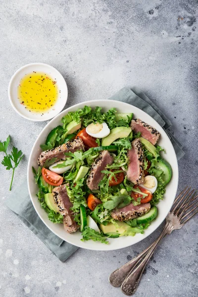 Grillad Tonfisk Avokado Tomat Och Ägg Sallad Vit Skål Ovanifrån — Stockfoto