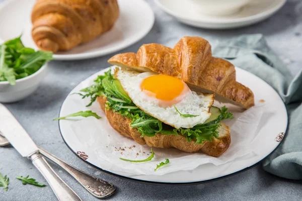 Croissant Sendvič Avokádem Rukolou Smažené Vejce Snídani Selektivní Ostření — Stock fotografie