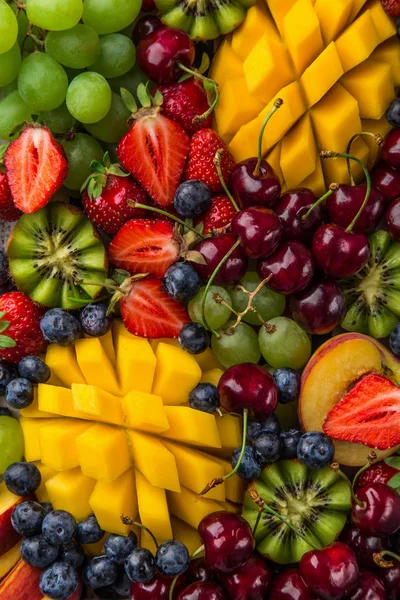 Lezzetli Meyve Çilek Tabağı Mango Kivi Çilek Üzüm Kiraz Yaban — Stok fotoğraf