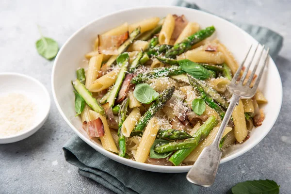 Chřest Slaninou Penne Těstoviny Parmazánem Bílé Míse Selektivní Ostření — Stock fotografie