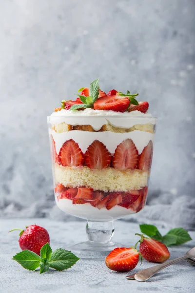 Erdbeer Kleinigkeit Geschichtetes Dessert Mit Frischen Beeren Und Frischkäse Selektiver — Stockfoto