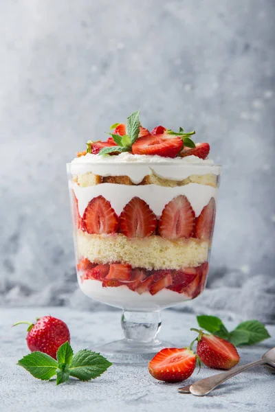 Strawberry Bagatell Layered Dessert Med Färska Bär Och Färskost Selektivt — Stockfoto