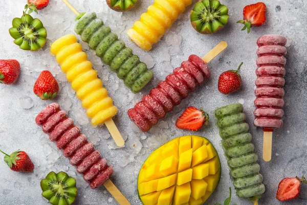 Taze Meyve Çilek Üstten Görünüm Ile Renkli Çubuklu Dondurmayı Kümesi — Stok fotoğraf