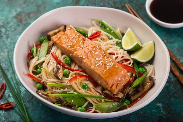 Saumon Avec Des Nouilles Des Légumes Dans Style Asiatique Accent — Photo