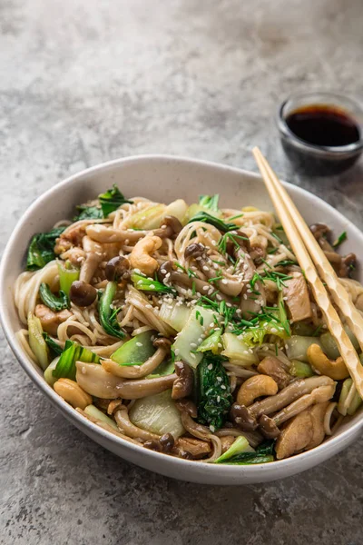 Macarrão Com Frango Cogumelos Shimeji Bok Choy Foco Seletivo — Fotografia de Stock