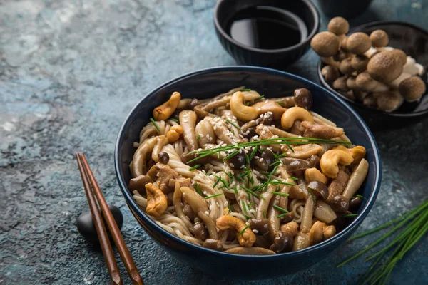 Fideos Con Pollo Champiñones Shimeji Tazón Azul Enfoque Selectivo — Foto de Stock