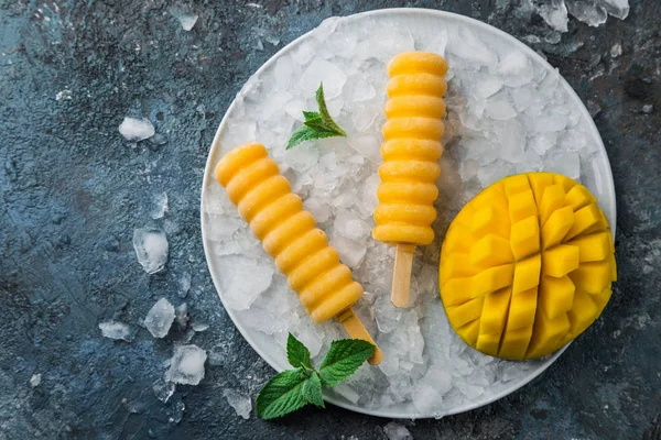 Widok Góry Domu Mango Popsicles Niebieskim Tle — Zdjęcie stockowe