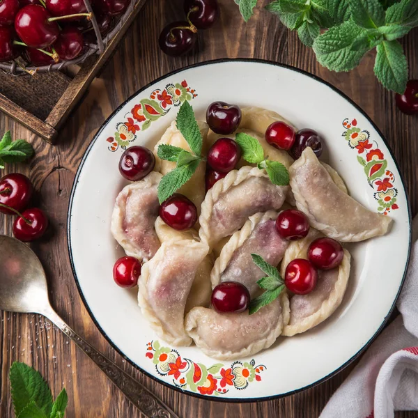 Albóndigas Con Cereza Vareniki Pierogi Fondo Rústico Vista Superior Imagen —  Fotos de Stock