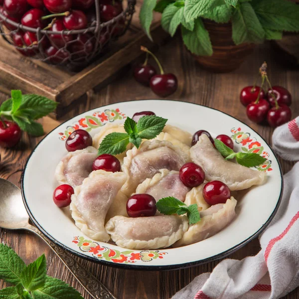 Albóndigas Con Cereza Vareniki Pierogi Fondo Rústico Enfoque Selectivo Imagen —  Fotos de Stock