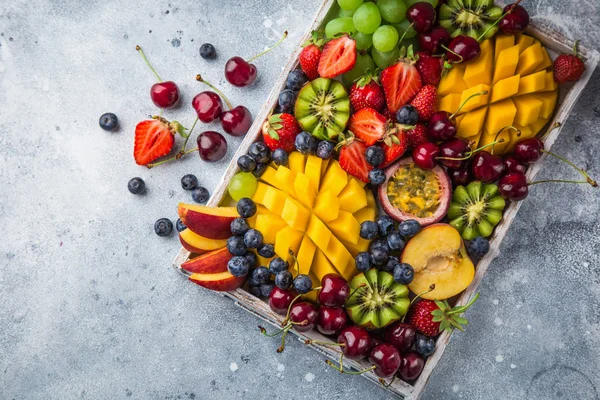 Delicious Fruits Berries Platter Mango Kiwi Strawberry Grape Cherry Blueberry — Stock Photo, Image
