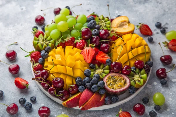 Leckere Früchte Und Beeren Platte Mango Kiwi Erdbeere Traube Kirsche — Stockfoto