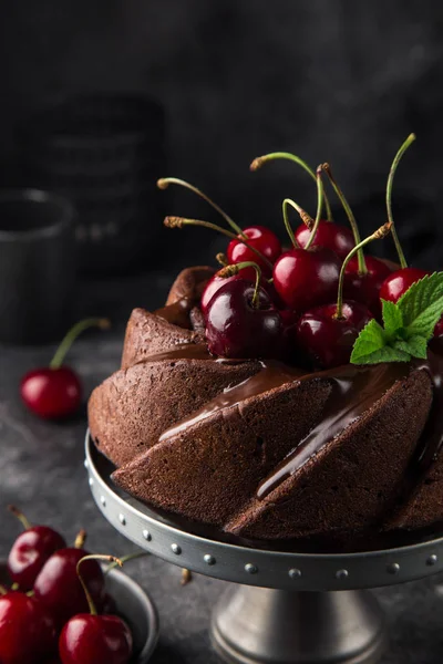 Köstliche Schokoladenkuchen Mit Frischer Kirsche Auf Dunklem Hintergrund Selektiver Fokus — Stockfoto