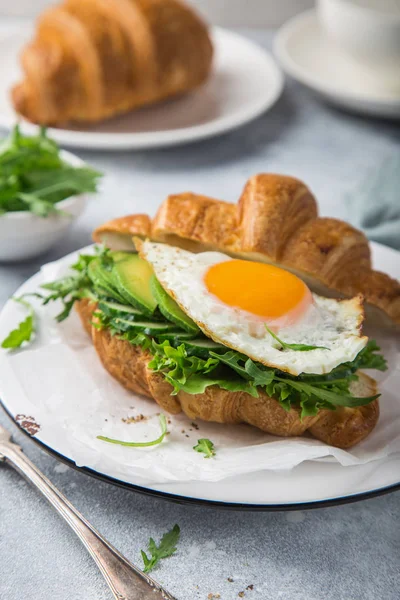 Croissant Sendvič Avokádem Rukolou Snídani Selektivní Ostření — Stock fotografie