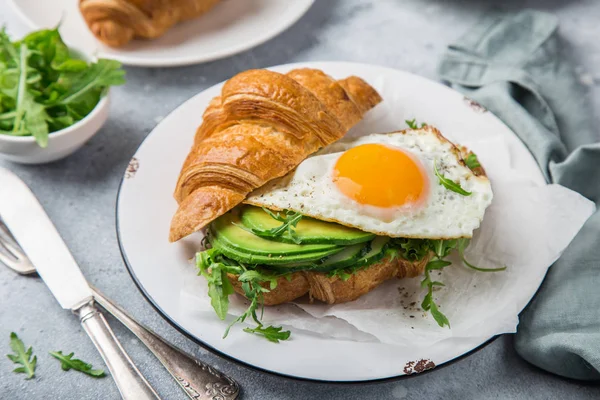 Croissant Sandwich Avocado Arugula Fried Egg Breakfast Selective Focus — Stock Photo, Image