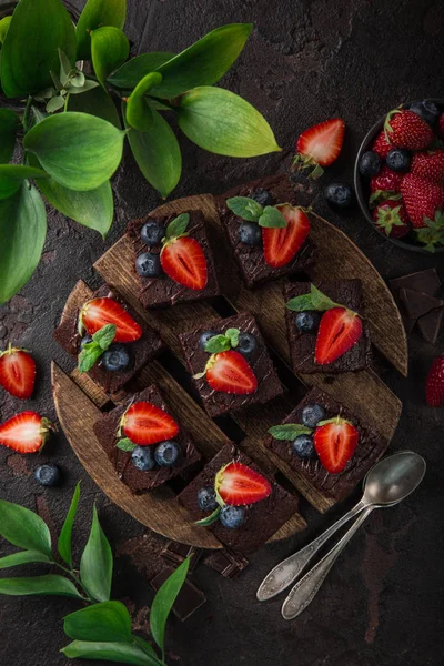 新鮮なイチゴとブルーベリーに暗い背景に上から見るとチョコレートのブラウニー — ストック写真