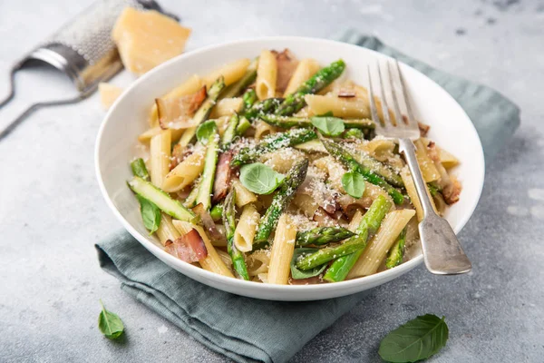 Kuşkonmaz Pastırma Penne Makarna Beyaz Kase Seçici Odak Parmesan Peyniri — Stok fotoğraf