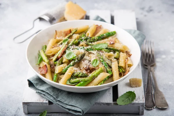 Asperges Spek Penne Pasta Met Parmezaanse Kaas Witte Kom Selectieve — Stockfoto