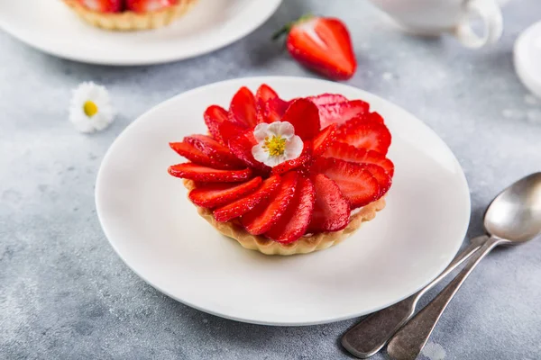 Taart Met Verse Aardbeien Witte Plaat Selectieve Aandacht — Stockfoto