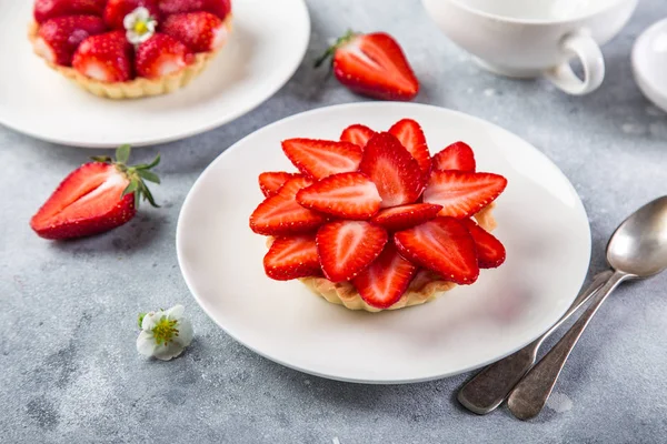 Τάρτα Φρέσκια Φράουλα Στο Άσπρο Πιάτο Επιλεκτική Εστίαση — Φωτογραφία Αρχείου