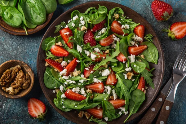 Jordgubb Spenat Rucola Och Feta Ost Sallad Ovanifrån — Stockfoto