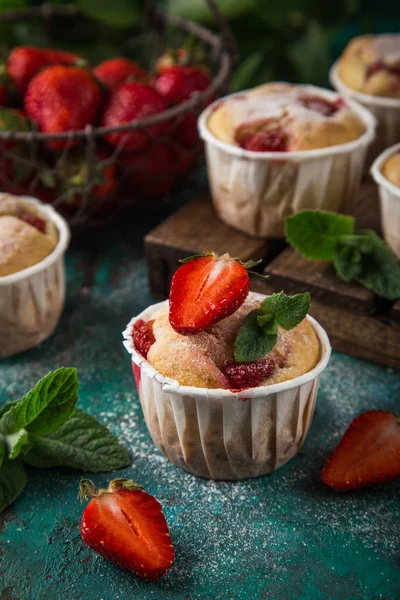 Jordgubb Muffins Med Färska Bär Träbricka Grön Bakgrund Selektivt Fokus — Stockfoto