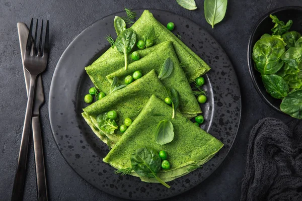 Crepes Spinaci Con Piselli Verdi Piastra Nera Fondo Scuro Vista — Foto Stock