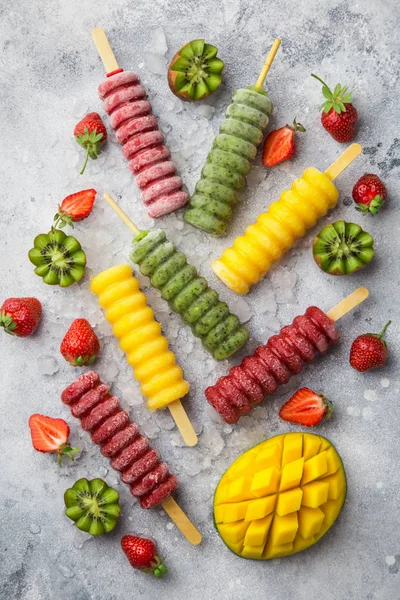 Készlet Ból Színes Popsicles Friss Gyümölcsök Bogyók Felülnézet — Stock Fotó