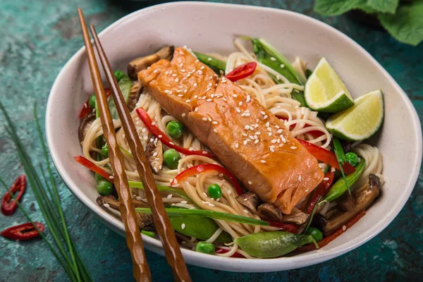 Saumon Avec Des Nouilles Des Légumes Dans Style Asiatique Accent — Photo