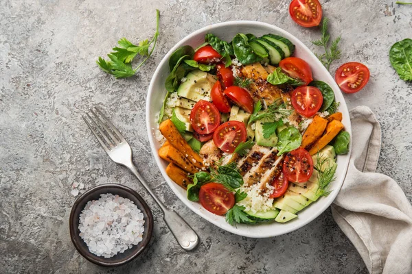 Sallad Med Grillad Kyckling Avocado Mina Potatis Tomat Gurka Couscous — Stockfoto