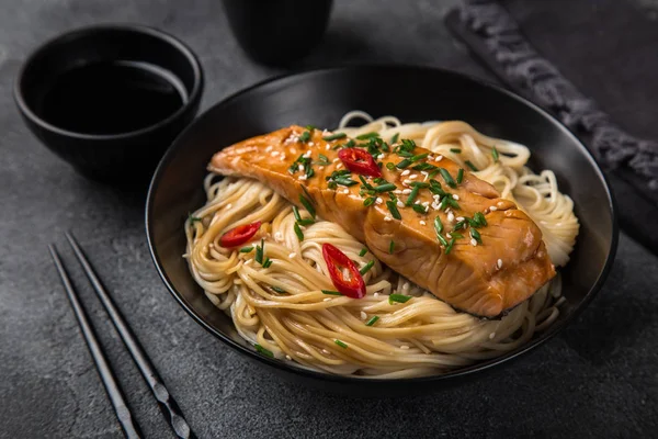 Nudle Lososem Teriyaki Černé Misky Selektivní Ostření — Stock fotografie