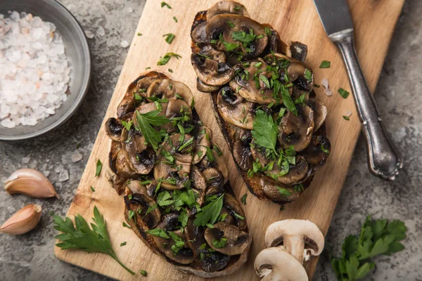 Tostadas Ajo Champiñones Sobre Tabla Cortar Madera Vista Superior — Foto de Stock