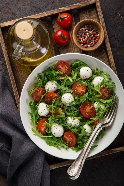 Mozzarella Peyniri Domates Roka Salatası Koyu Arka Plan Üstten Görünüm — Stok fotoğraf