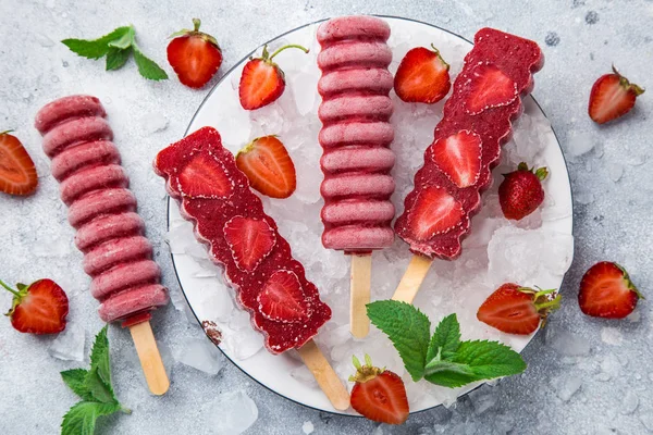 Hausgemachte Erdbeer Eis Mit Frischen Beeren Von Oben — Stockfoto