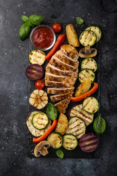 Grilled Chicken Breast Vegetables Dark Background Top View — Stock Photo, Image