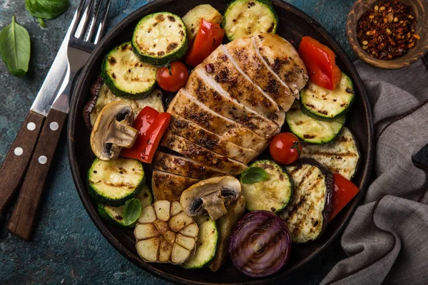 Grilled Chicken Breast Vegetables Dark Plate Top View — Stock Photo, Image