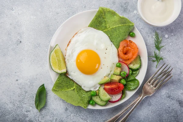 Green Spinach Crepes Fried Eggs Smoked Salmon Vegetables Breakfast Top — Stock Photo, Image