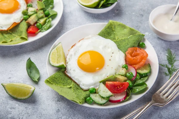 Crepes Espinacas Verdes Con Huevos Fritos Salmón Ahumado Verduras Para —  Fotos de Stock